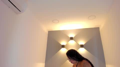 Snapshot of tatii_moon chatting on 10/19/25, 04:02 Tati online show from 10/19/25, 04:02