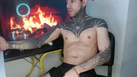 Snapshot of tatsexboy chatting on 09/10/25, 09:09 SeX-Boy online show from 09/10/25, 09:09