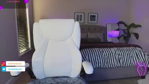 Snapshot of tatted_vixen chatting on 11/17/25, 09:42 Tatted Queen online show from 11/17/25, 09:42