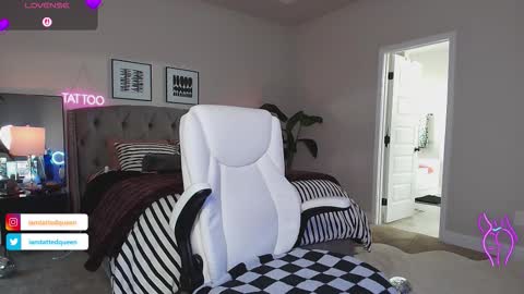 Snapshot of tatted_vixen chatting on 11/18/25, 09:41 Tatted Queen online show from 11/18/25, 09:41