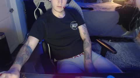 Snapshot of tattedhubs5 chatting on 10/24/25, 08:27 tattedhubs5 online show from 10/24/25, 08:27