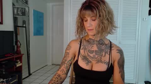 Snapshot of tattooed_natalia chatting on 11/29/25, 08:01 Natalia 3 online show from 11/29/25, 08:01