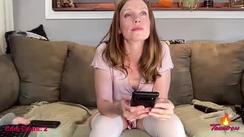 Snapshot of tauntress chatting on 09/28/25, 07:52 Tauntress online show from 09/28/25, 07:52