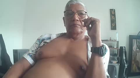 Snapshot of tavo58 chatting on 01/05/25, 02:52 alvarito online show from 01/05/25, 02:52