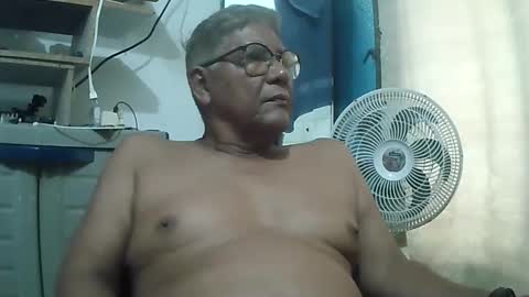 Snapshot of tavo58 chatting on 12/21/25, 01:40 alvarito online show from 12/21/25, 01:40