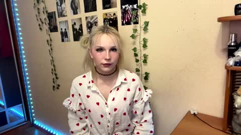 Snapshot of tawnyakriss chatting on 03/15/26, 06:36 Lily online show from 03/15/26, 06:36