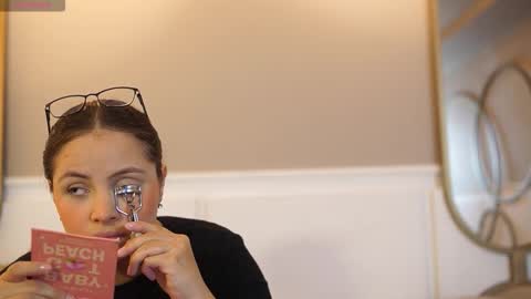 Snapshot of taylerkim chatting on 11/07/25, 04:07 Teylor Kim online show from 11/07/25, 04:07