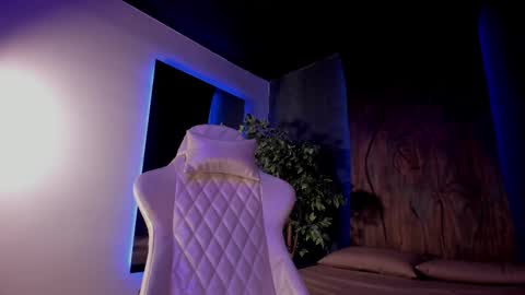 Snapshot of taylor_jonnees chatting on 02/17/25, 04:26 Taylor Help me to get 100 thumbs up online show from 02/17/25, 04:26