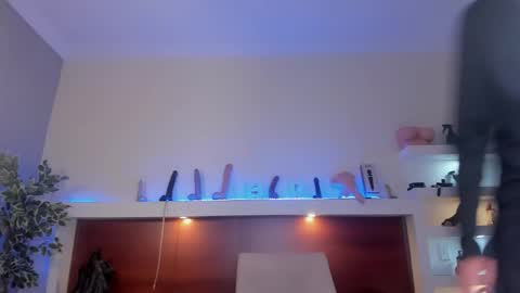 Taylor online show from 10/04/25, 05:44