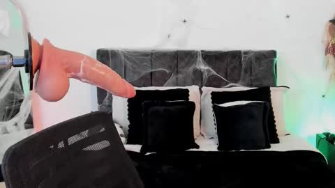 Snapshot of taylormaxwell chatting on 10/24/25, 11:01 Taylor online show from 10/24/25, 11:01