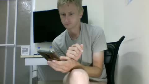 Snapshot of tcute0 chatting on 10/05/25, 08:40 tcute0 online show from 10/05/25, 08:40