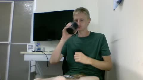 Snapshot of tcute0 chatting on 10/10/25, 09:47 tcute0 online show from 10/10/25, 09:47