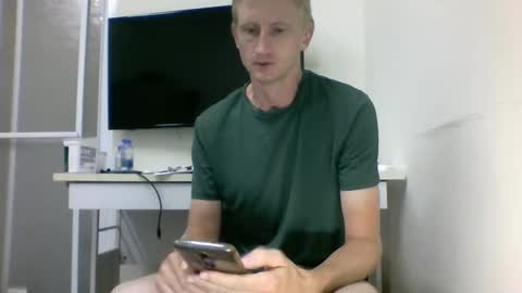 Snapshot of tcute0 chatting on 10/12/25, 09:47 tcute0 online show from 10/12/25, 09:47