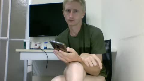 Snapshot of tcute0 chatting on 10/15/25, 08:42 tcute0 online show from 10/15/25, 08:42