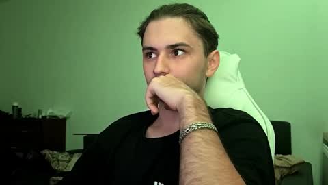 Snapshot of teasenova chatting on 10/17/25, 06:21 Vlad online show from 10/17/25, 06:21