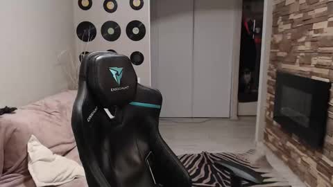 Snapshot of teddy_mode chatting on 11/18/25, 02:50 Teddy online show from 11/18/25, 02:50