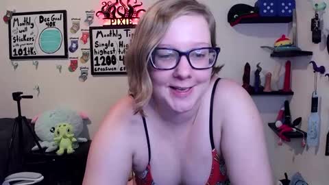 Pixie and Tentacle Overlord online show from 12/22/25, 11:24