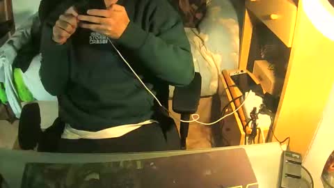 Snapshot of terwosdex chatting on 12/18/25, 04:35 terwosdex online show from 12/18/25, 04:35