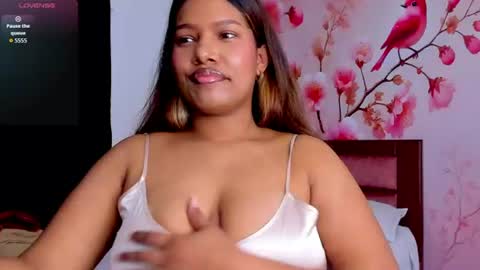 Snapshot of thais_waldrof chatting on 06/26/26, 05:01 Andreina online show from 06/26/26, 05:01