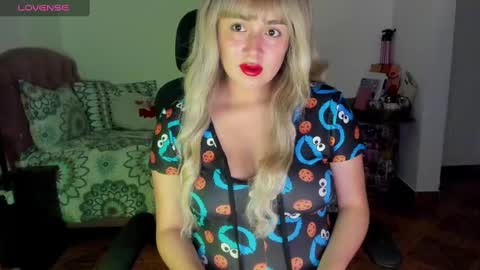Snapshot of thatgirl2003 chatting on 12/16/24, 11:07   online show from 12/16/24, 11:07