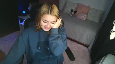 Snapshot of thatgirl2003 chatting on 10/25/25, 12:23   online show from 10/25/25, 12:23