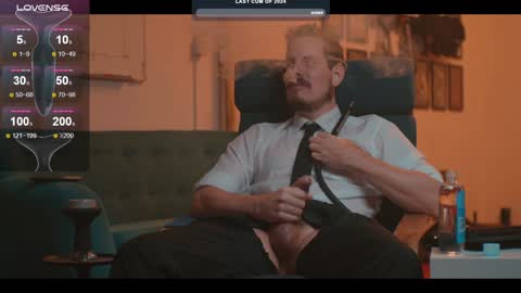 Snapshot of the_dilf chatting on 12/31/24, 05:07 The DILF -  online show from 12/31/24, 05:07