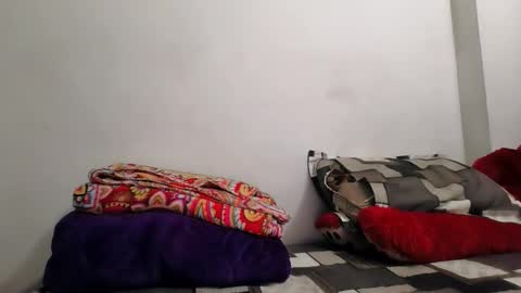 Snapshot of the_right_girl chatting on 09/15/25, 06:24 Suzan Sexy online show from 09/15/25, 06:24