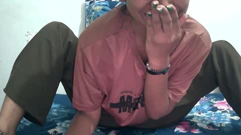 Snapshot of the_right_girl chatting on 12/18/25, 05:19 Suzan Sexy online show from 12/18/25, 05:19