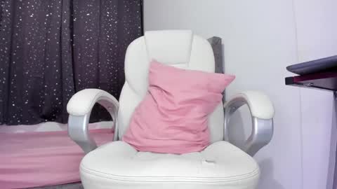 Snapshot of the_skinnyguys chatting on 03/05/25, 10:21 the_skinnyguys online show from 03/05/25, 10:21