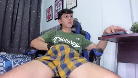 Snapshot of the_skinnyguys chatting on 11/01/25, 11:07 the_skinnyguys online show from 11/01/25, 11:07