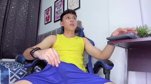 Snapshot of the_skinnyguys chatting on 12/14/25, 10:25 the_skinnyguys online show from 12/14/25, 10:25