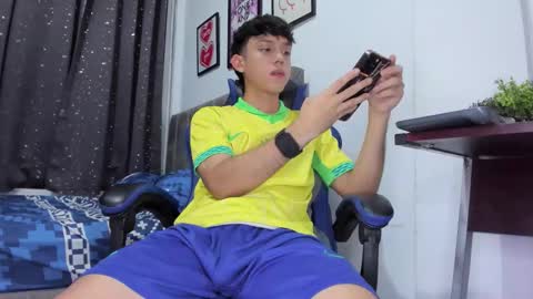 Snapshot of the_skinnyguys chatting on 12/18/25, 11:55 the_skinnyguys online show from 12/18/25, 11:55