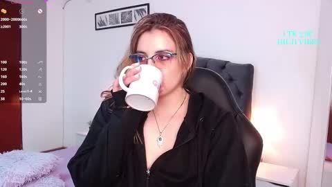 Snapshot of thea_aphros chatting on 02/11/25, 11:54 Diosa Afrodita online show from 02/11/25, 11:54