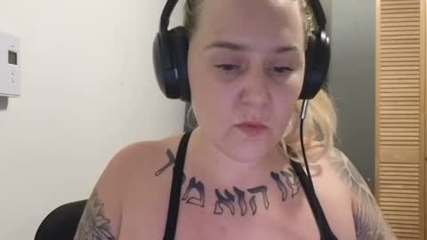 Snapshot of theauroramae chatting on 06/18/26, 04:24 theauroramae - online show from 06/18/26, 04:24