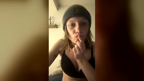 Snapshot of theborderline14 chatting on 02/08/26, 09:13 theborderline14 online show from 02/08/26, 09:13