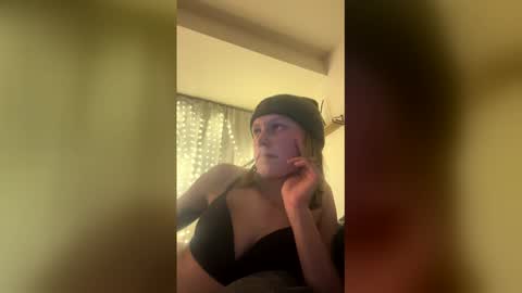 Snapshot of theborderline14 chatting on 02/17/26, 06:43 theborderline14 online show from 02/17/26, 06:43