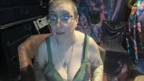Snapshot of thecurvysiren chatting on 01/06/25, 10:15 thecurvysiren online show from 01/06/25, 10:15