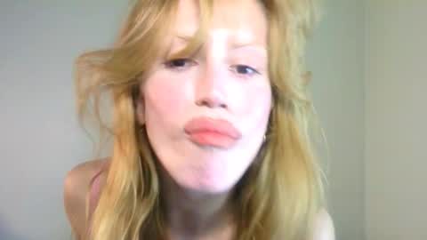 Snapshot of thedollxxxperience chatting on 09/16/25, 06:42 Yolanda online show from 09/16/25, 06:42