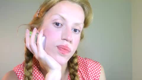 Snapshot of thedollxxxperience chatting on 09/22/25, 06:43 Yolanda online show from 09/22/25, 06:43