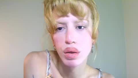 Snapshot of thedollxxxperience chatting on 09/26/25, 05:39 Yolanda online show from 09/26/25, 05:39