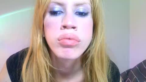 Snapshot of thedollxxxperience chatting on 10/17/25, 08:11 Yolanda online show from 10/17/25, 08:11