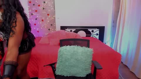 Snapshot of thegoldenbitch chatting on 01/05/25, 01:45 Goldie online show from 01/05/25, 01:45