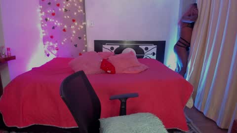 Snapshot of thegoldenbitch chatting on 01/18/25, 01:41 Goldie online show from 01/18/25, 01:41