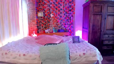 Snapshot of thegoldenbitch chatting on 11/09/25, 03:10 Goldie online show from 11/09/25, 03:10