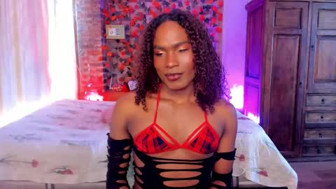 Snapshot of thegoldenbitch chatting on 11/12/25, 04:40 Goldie online show from 11/12/25, 04:40