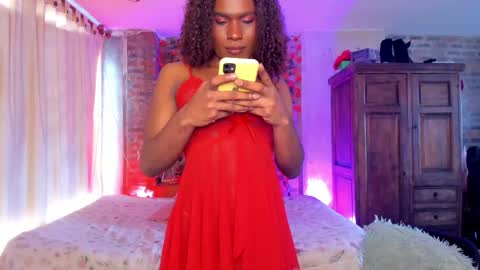 Snapshot of thegoldenbitch chatting on 11/19/25, 05:13 Goldie online show from 11/19/25, 05:13