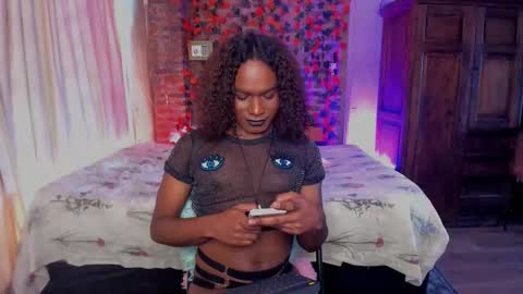 Snapshot of thegoldenbitch chatting on 12/17/25, 05:41 Goldie online show from 12/17/25, 05:41