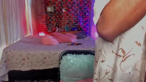 Snapshot of thegoldenbitch chatting on 12/18/25, 04:57 Goldie online show from 12/18/25, 04:57