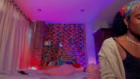 Snapshot of thegoldenbitch chatting on 01/06/26, 04:54 Goldie online show from 01/06/26, 04:54