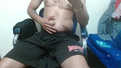 Snapshot of thehousedog chatting on 10/31/25, 01:39 thehousedog online show from 10/31/25, 01:39